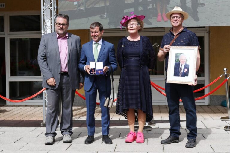 Bundesverdienstkreuze von Heinz Jentzsch gehen in Asterblüte-Rennstall