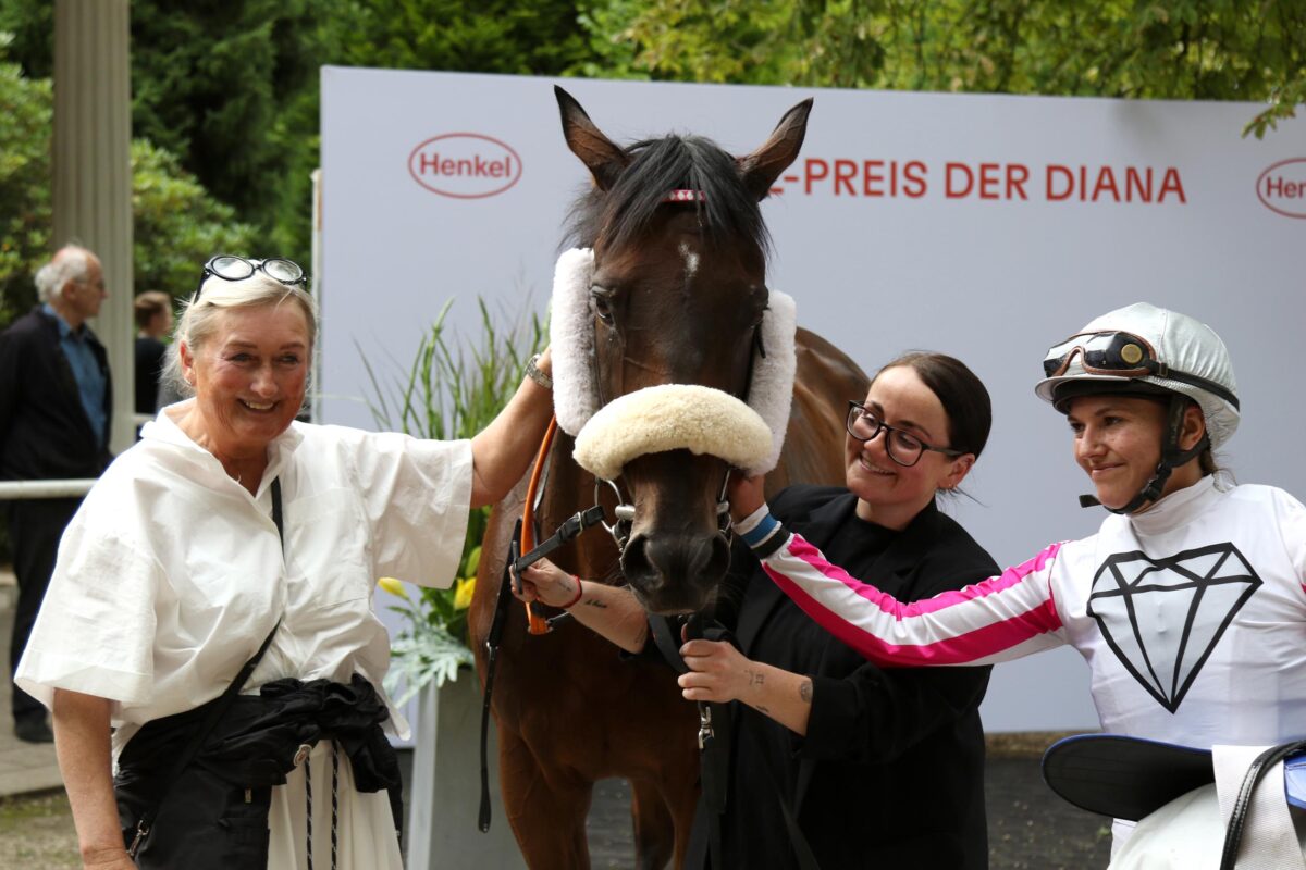 Annaeris por she has a lovely place off the main area and I