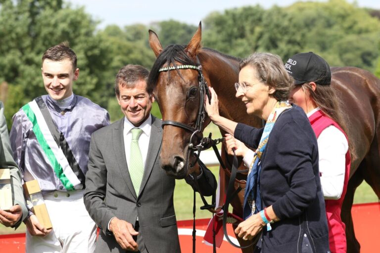 Nicoreni nach dem Diana-Sieg mit Dr. Ingeborg von Schubert (2.re.)