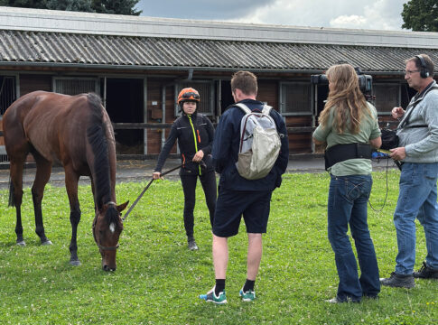 Azubi Sina Schmidt und das WDR-Filmteam Foto: privat