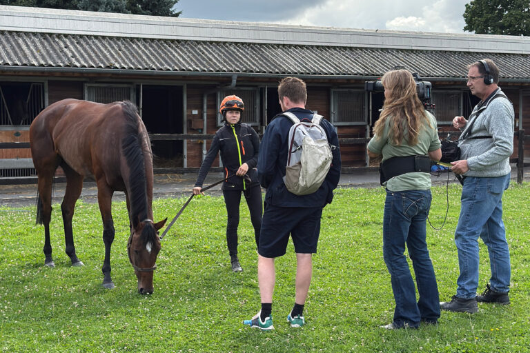 Azubi Sina Schmidt und das WDR-Filmteam Foto: privat