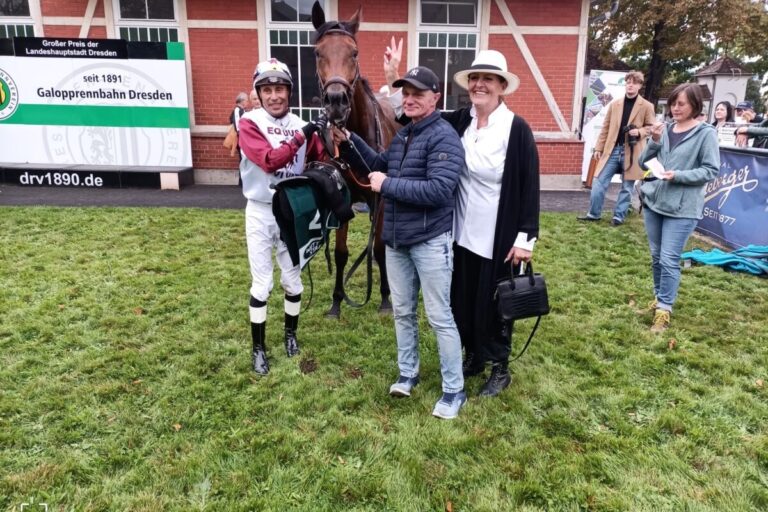 Spurenfuchs Pietsch mit Geburtstagsgeschenk für Sarka Schütz