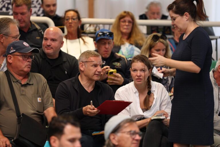 Eckhard Sauren (Mi.) unterschreibt einen Kaufvertrag