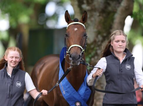 Yasmin Almenräder stellt den Hochkönig-Plan vor Der Derbysieger Hochkönig wird vom Rennclub geehrt