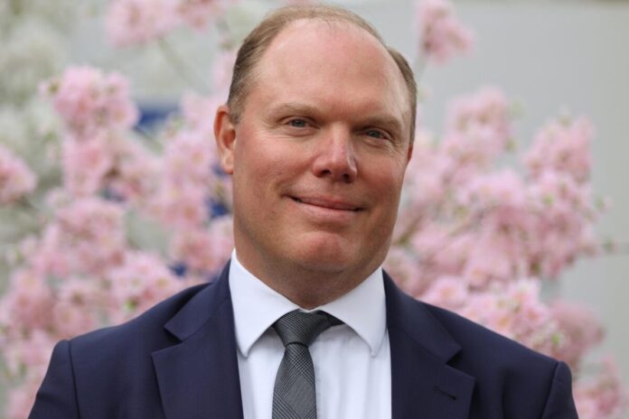 Dr. Alexander Bethke-Jaenicke im Portrait am 16.04.2023 beim Kirschblüten-Renntag in Düsseldorf