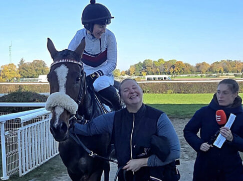 Happy Valentine siegt - Uwe Schwinn nähert sich der Stallparade Happy Valentine nach dem Sieg in Nancy