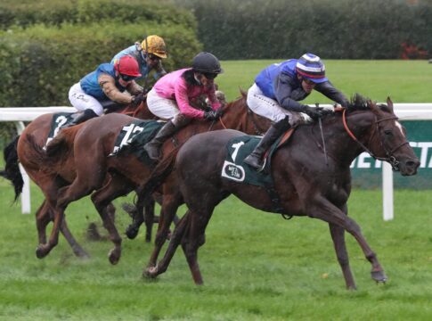 Schtzenzauber siegt unter Sean Byrne im LOTTO Bayern Grand-Prix – Mnchner Herbst-Preis – L.