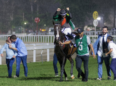 Moreira gewinnt in seiner Heimat den "Latinoamericano" Joao Moreira nach dem Sieg Foto: X account Miguel Spinozsa