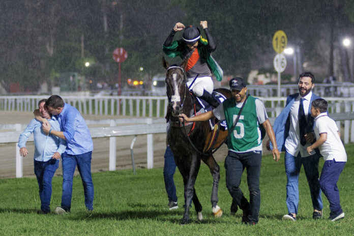 Joao Moreira nach dem Sieg Foto: X account Miguel Spinozsa