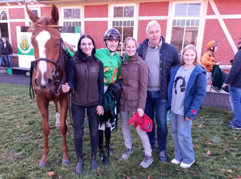Munro gewinnt Steherausgleich und beschenkt seine Trainerin Munro mit Team nach dem Sieg im Steherausgleich