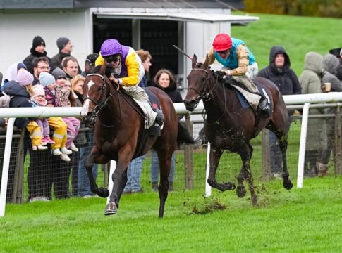 Klare Sache im Herbst-Stutenpreis: Fünfter Gruppesieg für Santagada Santagada siegt unter Leon Wolff im Shadwell Stallions – Herbst Stutenpreis, Gruppe III – Stutenrennen