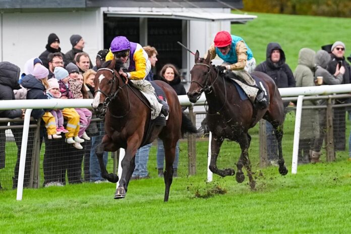 Santagada siegt unter Leon Wolff im Shadwell Stallions - Herbst Stutenpreis, Gruppe III - Stutenrennen