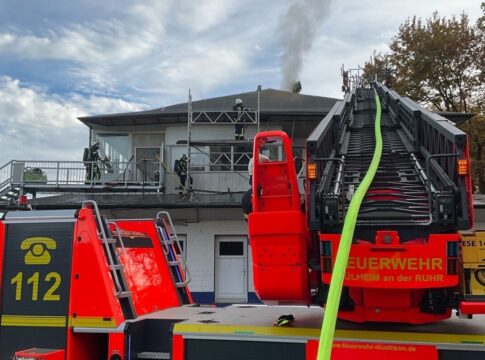 Brand auf Mülheimer Rennbahn – Dachgeschoss der Turflounge Brand auf der Mülheimer Rennbahn (Feuerwehr Mülheim)