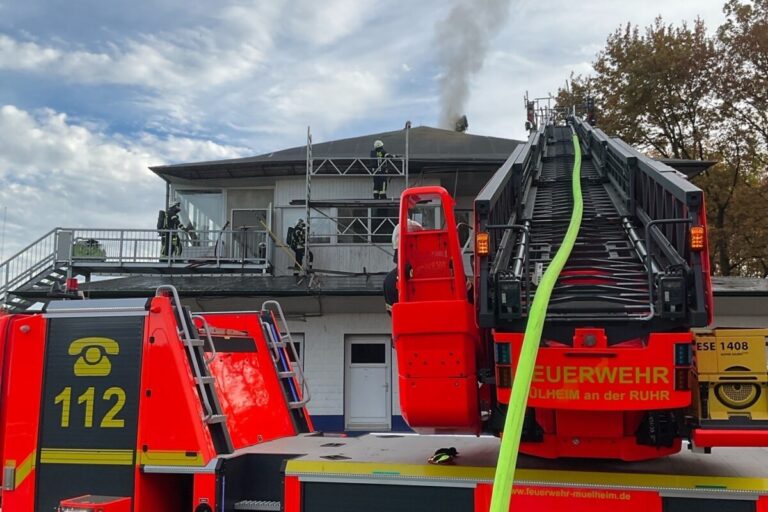 Brand auf der Mülheimer Rennbahn (Feuerwehr Mülheim)