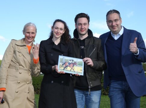 Alicia Baum: 13 Pferde auf der Trainingsliste Julia Baum, Alicia Baum, David Baum und Gregor Baum freuen sich ber den Sieg von Anno Mio