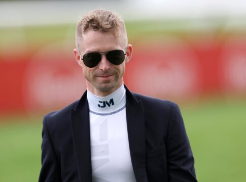 Ohne Chance im Premio Lydia Tesio – Asmira und Lady Charlotte weit zurück Jack Mitchell bei der Bahnbegehung