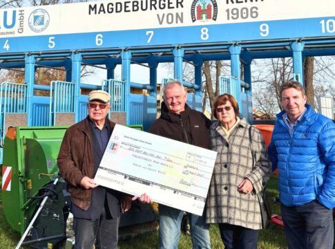 Mit Spende: Magdeburger Renn-Verein investiert in modernes Pflegegerät Geschäftsführer Torsten Meyer (2.v.l.) nimmt von Bernd und Monika Busse den Scheck entgegen. Jens Hitzeroth (1.v.r.) stellt die Investitionen vor
