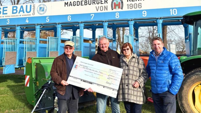 Geschäftsführer Torsten Meyer (2.v.l.) nimmt von Bernd und Monika Busse den Scheck entgegen. Jens Hitzeroth (1.v.r.) stellt die Investitionen vor