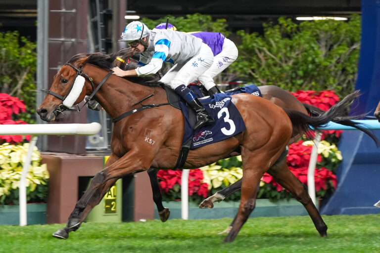 Hugh Bowman gewinnt auf Silvery Breeze Foto: hkjc.com