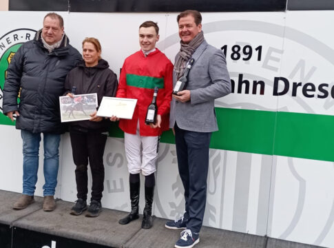 "Saß im richtigen Moment drauf" - Wolff legt mit Maharani nach Maharani gewinnt in Dresden. Siegerehrung mit Leon Wolff (2.v.re.) und Ulrike Timmermann (3.v.re.)