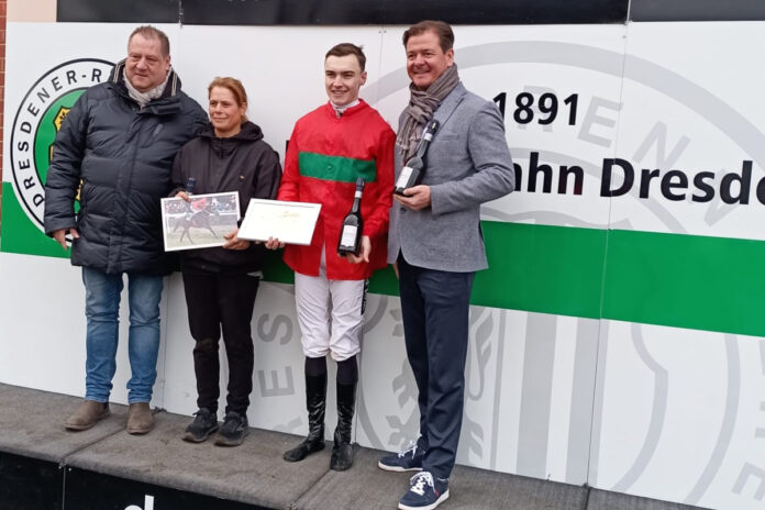 Maharani gewinnt in Dresden. Siegerehrung mit Leon Wolff (2.v.re.) und Ulrike Timmermann (3.v.re.) Maharani gewinnt in Dresden. Siegerehrung mit Leon Wolff (2.v.re.) und Ulrike Timmermann (3.v.re.)