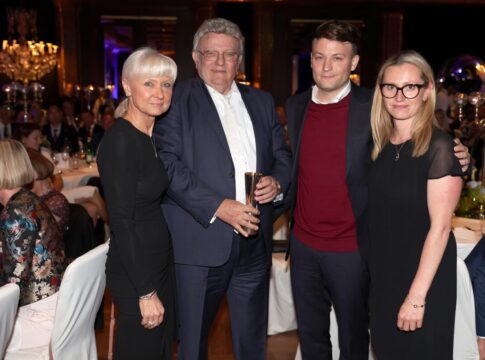 Eine Stute für Rubaiyat - Karlshof kauft Soldier Hollow-Tochter Salve Sicilia Michaela, Bruno und Holger Faust mit Nastasja Volz-Degel vom Gestüt Ohlerweiherof