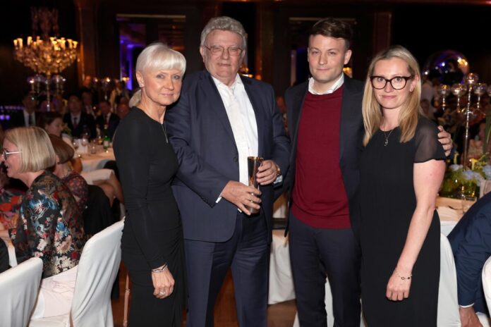 Michaela, Bruno und Holger Faust mit Nastasja Volz-Degel vom Gestüt Ohlerweiherof Michaela, Bruno und Holger Faust mit Nastasja Volz-Degel vom Gestüt Ohlerweiherof