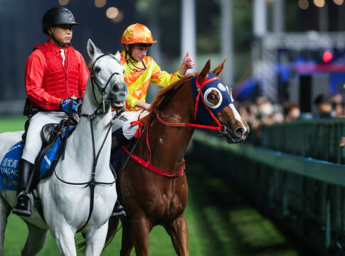 Im Stile eines Champions! Moore gewinnt International Jockeys’ Championship Ryan Moore nach dem Sieg auf Triumphant More Foto: hkjc.com