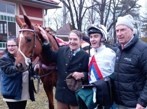 Diamond Spirit siegt nach langer Pause: "Ein Genuss, dieses Pferd zu sehen" Strahlende Gesichter beim Team um Diamond Spirit