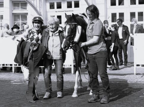Uschi Birk (Zw. v. li.) mit Vernatsch sowie Alexander und Sarah Weis nach einem Sieg in Hamburg