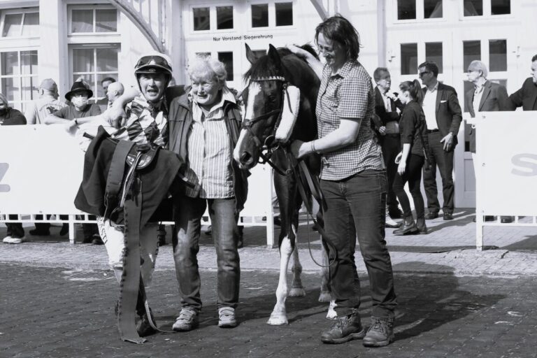 Uschi Birk (Zw. v. li.) mit Vernatsch sowie Alexander und Sarah Weis nach einem Sieg in Hamburg