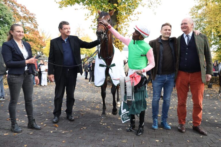 Dr. Stefan Oschmann (re.) und Michael Motschmann (2.v.li.) mit Gostam