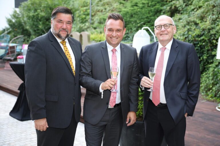 Daniel Krüger, Bürgermeister Christian Schmid und Dr. Michael Vesper