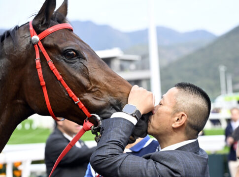 Trainer Danny Shum und sein Superstar Romantic Warrior Foto: hkjc