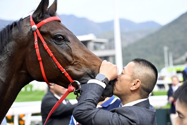 Trainer Danny Shum und sein Superstar Romantic Warrior (Archiv) Foto: hkjc