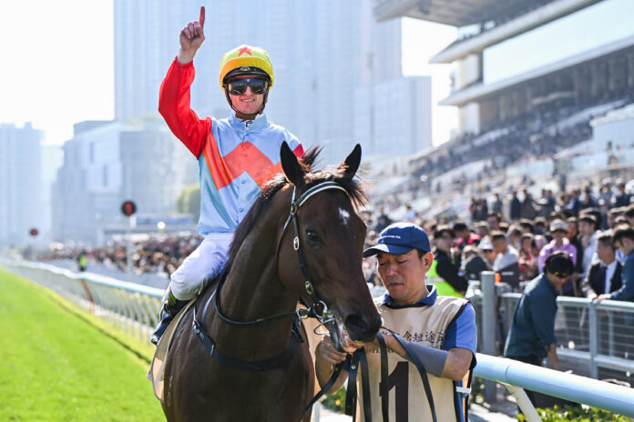 Zac Purton nach dem Sieg im Centenary Sprint Cup Foto: hkjc.com