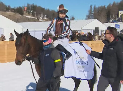 Esentur Turganaaly Uulu nach dem Sieg mit Beau Gars Foto: Screenshot