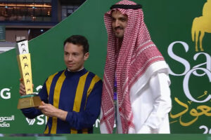 Mickael Barzalona bei der Siegerehrung Foto: Screenshot