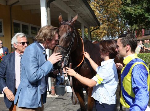 Philip Baron von Ullmann mit Goliath nach dem Sieg im Grossen Preis von Baden 2025