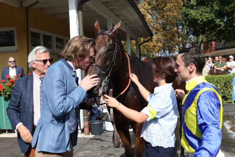 Philip Baron von Ullmann mit Goliath nach dem Sieg im Grossen Preis von Baden 2025