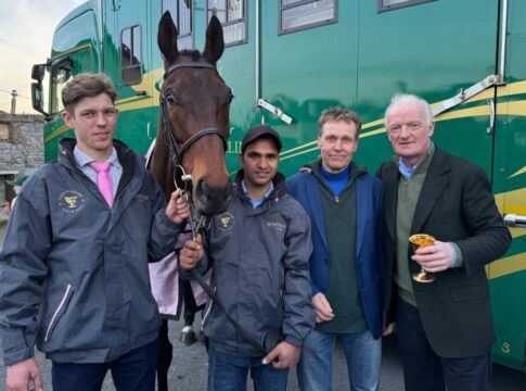 Pavel Bradik mit Gaelic Warrior und Team um Willie Mullins