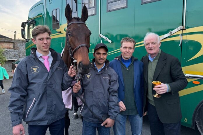 Pavel Bradik mit Gaelic Warrior und Team um Willie Mullins