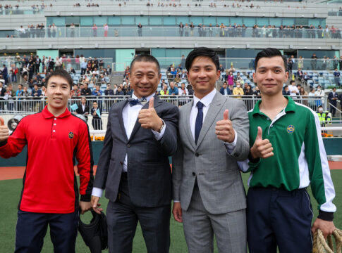 Danny Shum (2.v.li.) und sein Team nach dem Sieg am Sonntag Foto: hkjc.com
