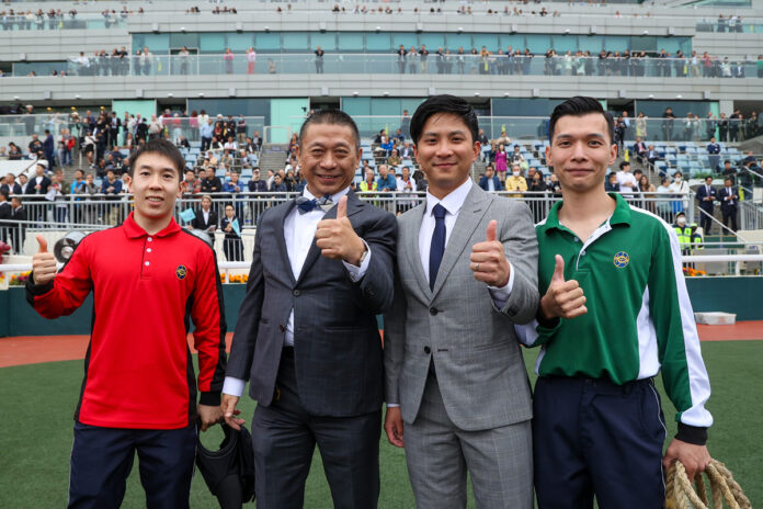 Danny Shum (2.v.li.) und sein Team nach dem Sieg am Sonntag Foto: hkjc.com Danny Shum (2.v.li.) und sein Team nach dem Sieg am Sonntag Foto: hkjc.com