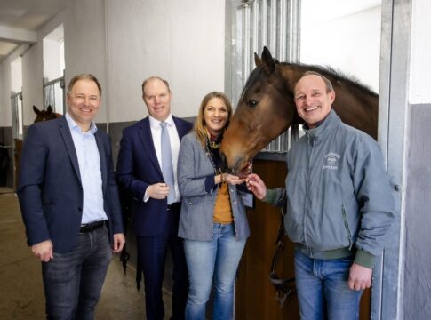 Saison in Düsseldorf - Diana, Perlenkette und 40.000 Euro-Listenrennen Helmut Christian Stolzenhoff, Dr, Alexander Bethke-Jaenicke, Andrea Höngesberg und Sascha Smrczek (v.li.) mit Wallach Stay First