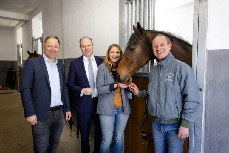 Helmut Christian Stolzenhoff, Dr, Alexander Bethke-Jaenicke, Andrea Höngesberg und Sascha Smrczek (v.li.) mit Wallach Stay First