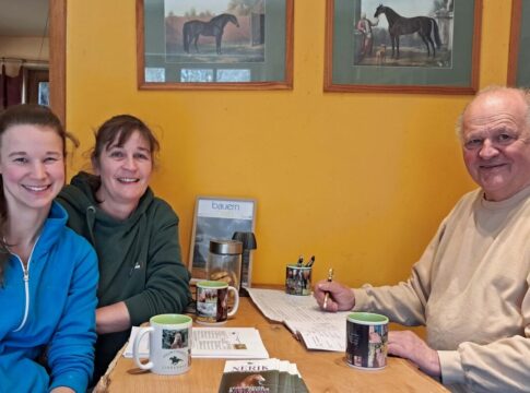 Alina und Manuela Schubert mit Volker Linde