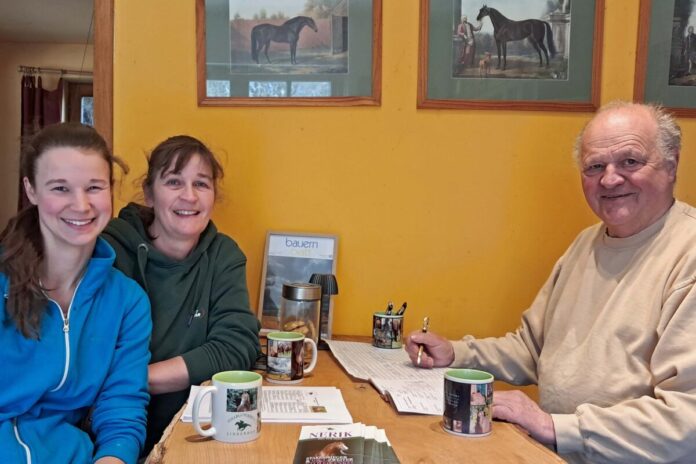Alina und Manuela Schubert mit Volker Linde