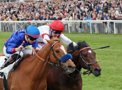 Thore Hammer Hansen auf Flatten the Curve (links) knapp vor Leon Wolff auf Narrativo beim der Saisoneröffnung 2026 (galoppfoto.de)