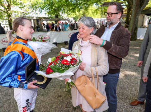 Vicky Furler bekommt neben Sibylle Vogt die zweite Perlenkette überreicht